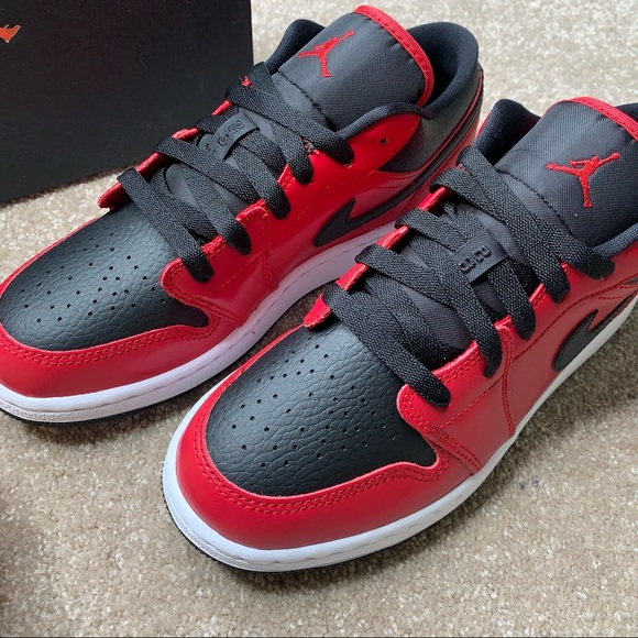Jordan 1 Low’ Red/Black Pebbled - Picture 2 of 11